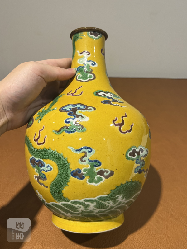 清嘉庆 黄地三彩苍龙教子纹瓶 - 图5